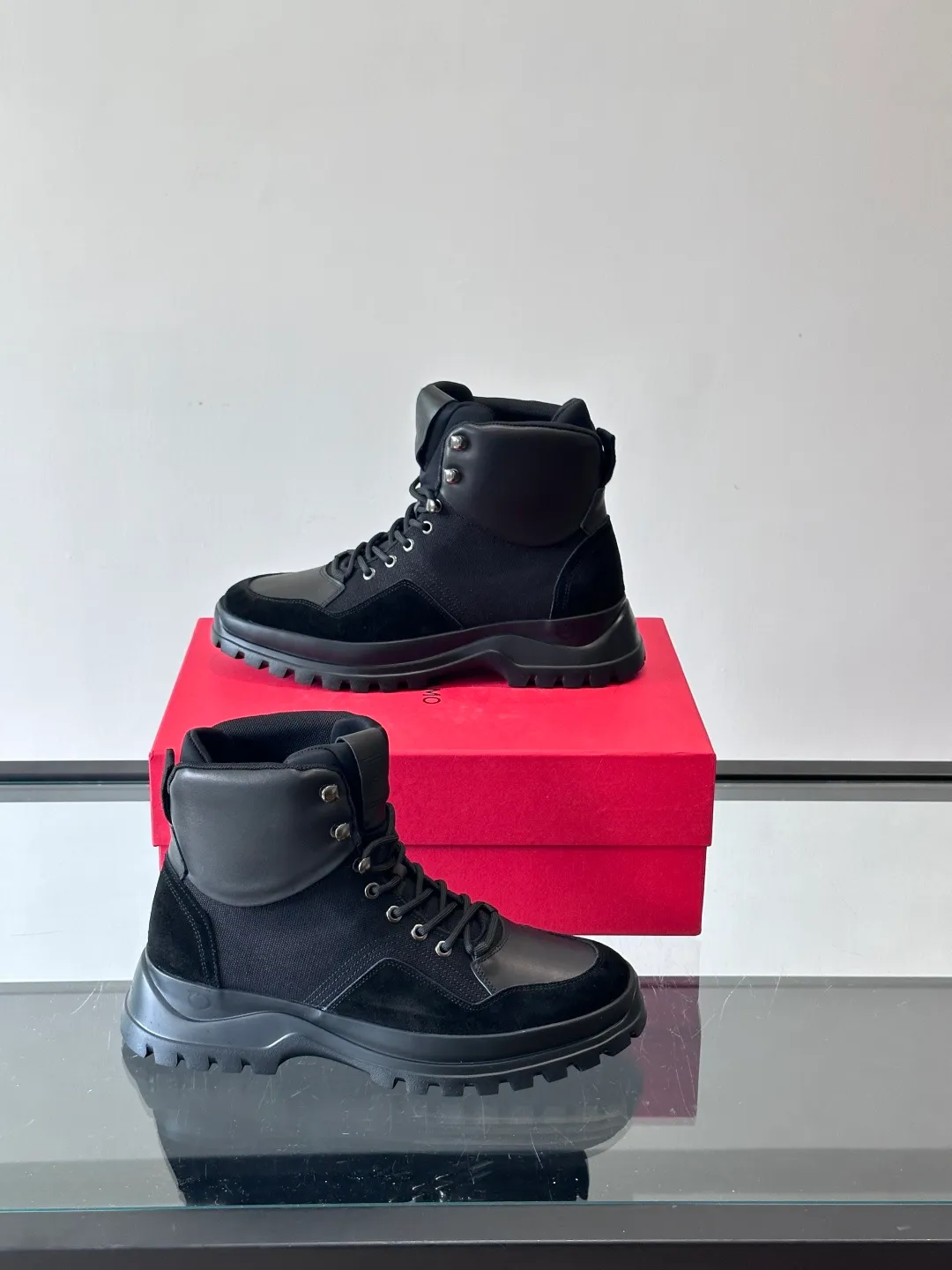 Men's shoes 💰960 Ferragamo's thick-soled lace-up short boots are made of suede + fabric splicing. They have a delicate texture and are breathable. The black rubber thick soles are wear-resistant and have strong traction. They can be worn every day outdoors! The shoelaces are super vibrant and the metal fastener details are perfect. The boot shaft is adjustable, comfortable and stable to wear. It goes well with workwear style or casual style in autumn and winter. It is warm and fashionable. It is suitable for outdoor activities or daily commuting! size: 39-44 (customized at 38.45.46)
